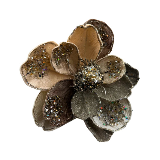 Flor decorativa en tonos beige y dorado – Estilo elegante