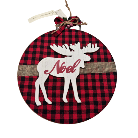 Adorno navideño circular con reno de madera y diseño de cuadros – estilo rústico y festivo