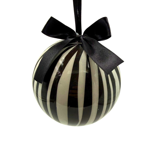 Esfera decorativa rayada blanco y negro – Elegancia moderna