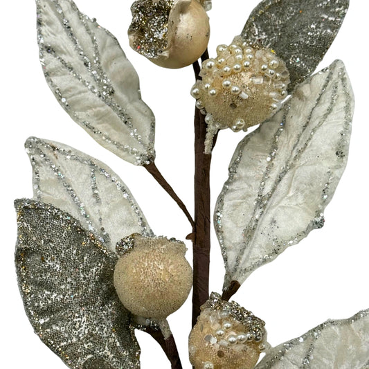 Ramillete decorativo con hojas y frutos perlados – Elegancia navideña