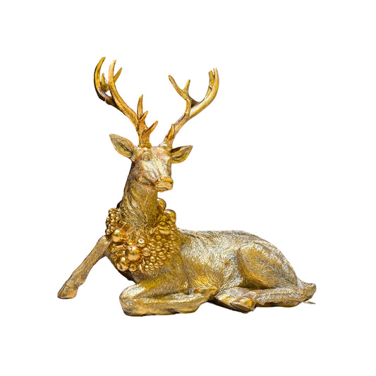 Ciervo Dorado Acostado con Corona Navideña – Elegancia Festiva