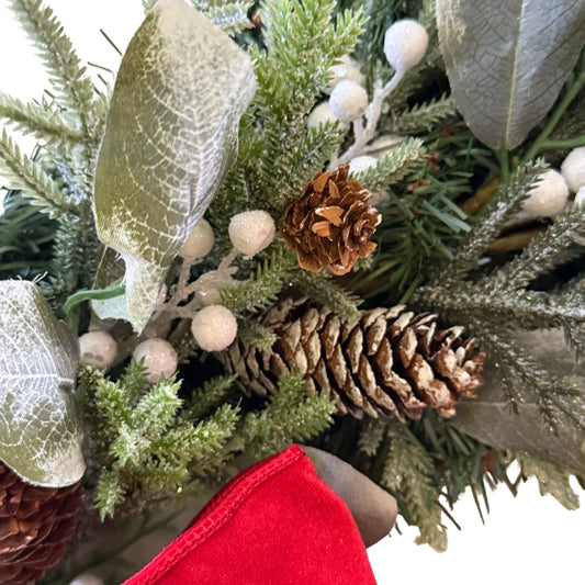 Corona Navideña con Listón Tinto Elegante