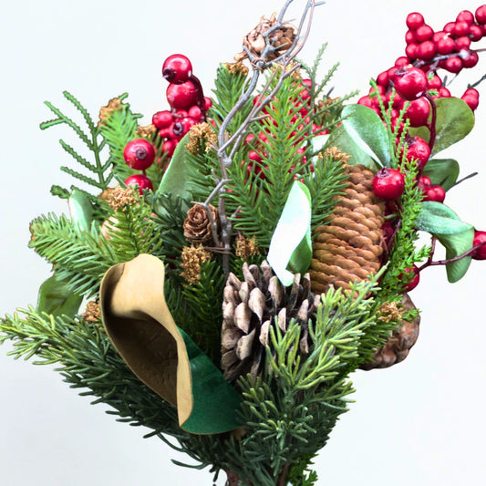 Pick navideño con piñas y bayas rojas – Decoración