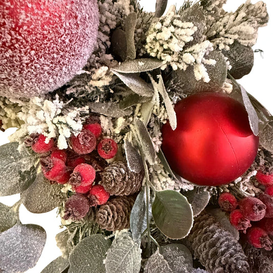 Corona Navideña Nevada con Esferas Rojas