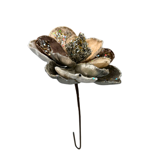 Flor decorativa en tonos beige y dorado – Estilo elegante