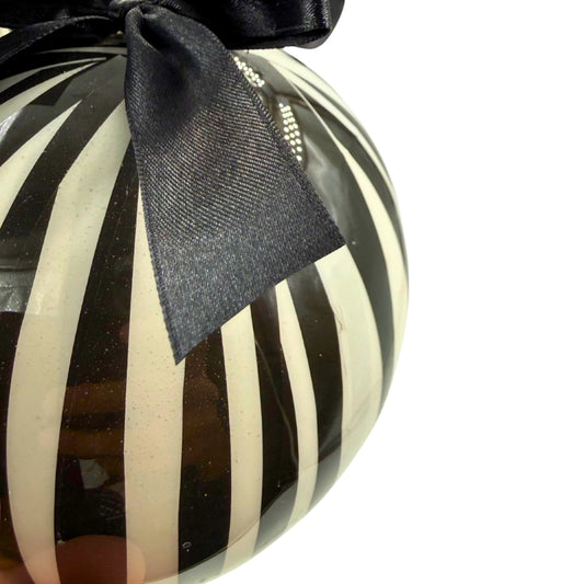 Esfera decorativa rayada blanco y negro – Elegancia moderna
