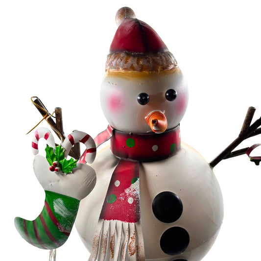 Muñeco de nieve metálico decorativo con letrero – bienvenida navideña con encanto