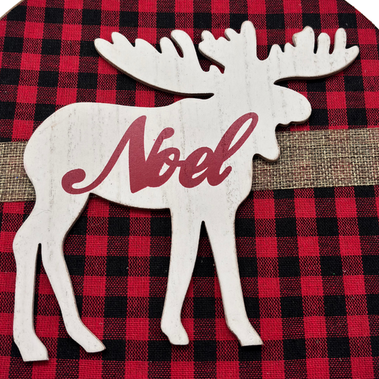 Adorno navideño circular con reno de madera y diseño de cuadros – estilo rústico y festivo