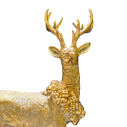 Ciervo Dorado de Pie con Corona Navideña – Decoración Elegante