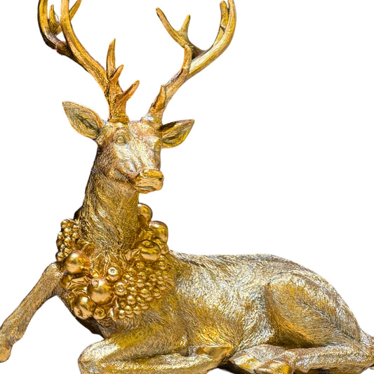 Ciervo Dorado Acostado con Corona Navideña – Elegancia Festiva