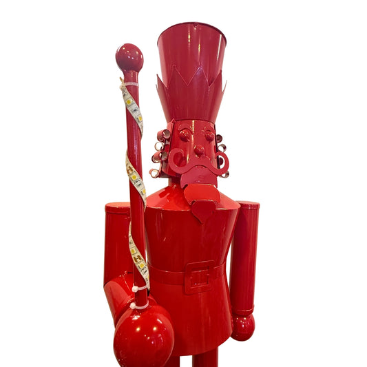 Cascanueces Metálico Rojo con Luz LED – Decoración Navideña